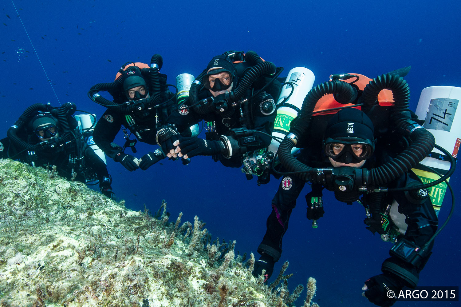 Dives are staged to maximise efficiency, with decompression time often overlapping so that multiple buddy pairs complete their hang time together.