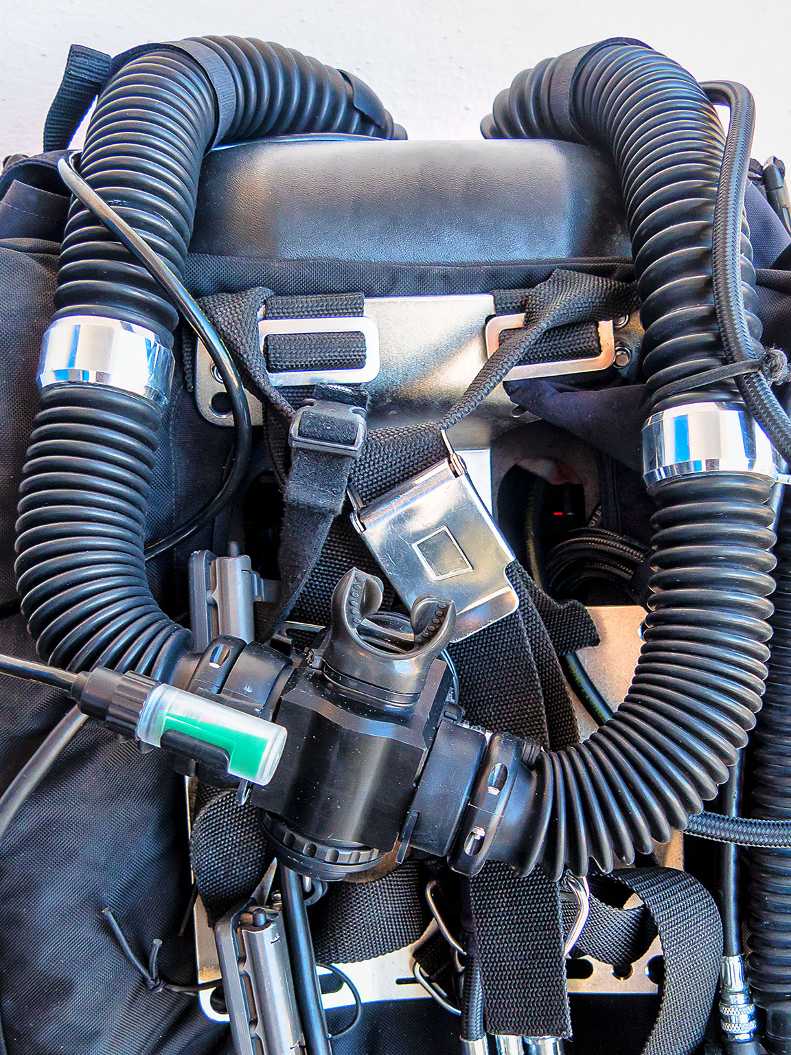 Notice the twin hoses connected to the mouth piece in the middle. Gas breathed comes in from one hose, and is exhaled and 'recycled' through the other.